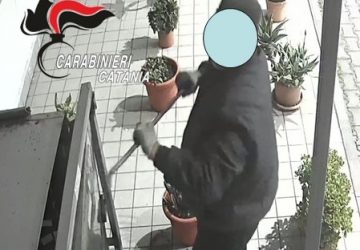 Tenta di scassinare un distributore automatico: beccato dai Carabinieri con le "mani nel sacco"