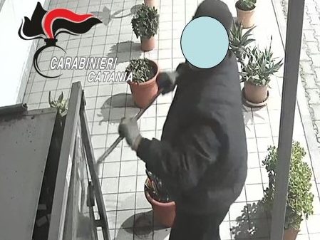 Tenta di scassinare un distributore automatico: beccato dai Carabinieri con le “mani nel sacco”