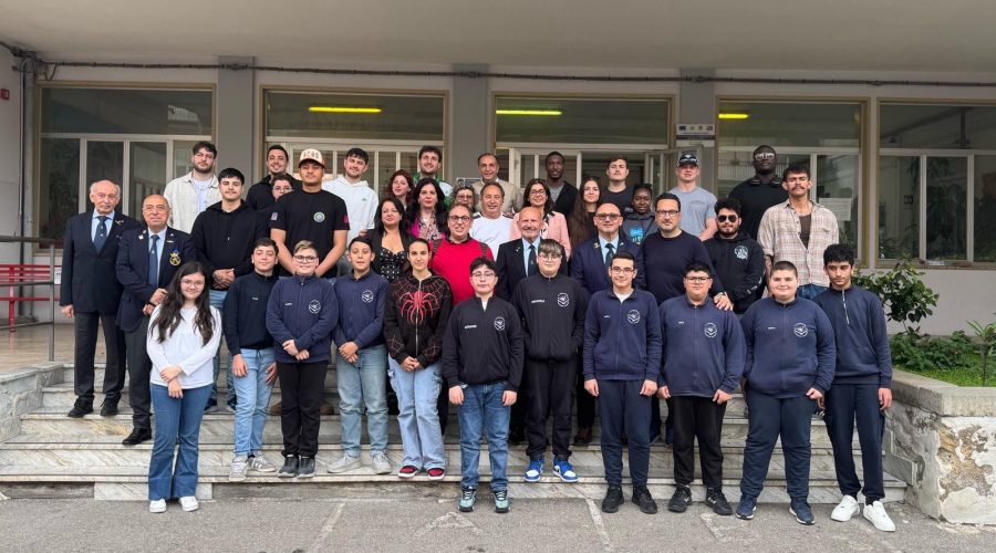 Calatabiano, scuola e Marina USA insieme per il volontariato: alunni, Seabees e comunità protagonisti del progetto ‘Community Relations’