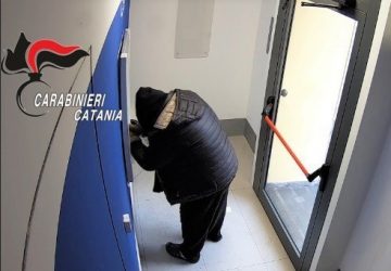 Piedimonte Etneo, tenta di scassinare lo sportello ATM: riconosciuto e denunciato dai Carabinieri