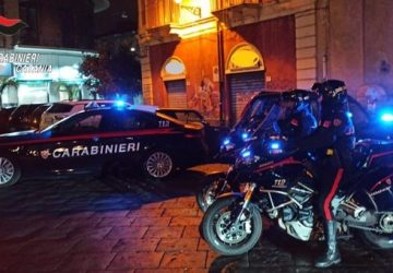 Lei lo riaccoglie in casa e lui la ricambia con schiaffi, pugni, minacce: arrestato 39enne