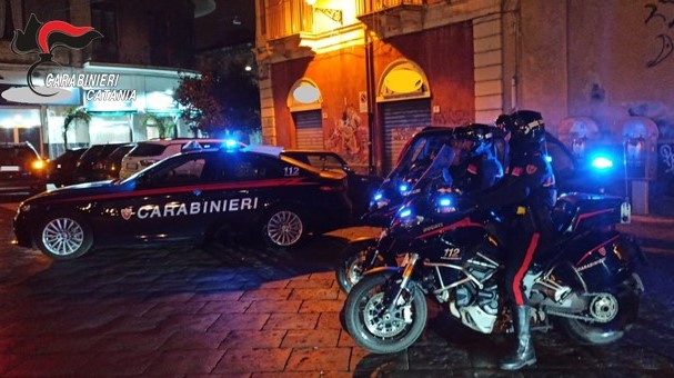 Lei lo riaccoglie in casa e lui la ricambia con schiaffi, pugni, minacce: arrestato 39enne