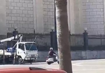 Giarre, caos e sosta selvaggia: centauro "incivile" percorre indisturbato piazza Duomo