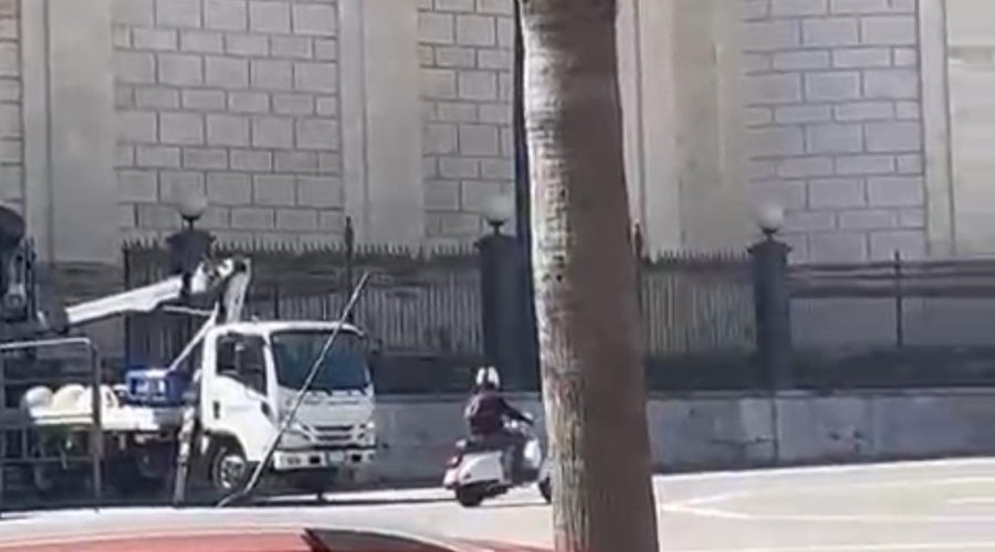 Giarre, caos e sosta selvaggia: centauro “incivile” percorre indisturbato piazza Duomo