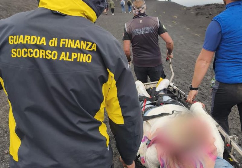 Etna, cade e si infortuna ad una gamba: soccorsa escursionista