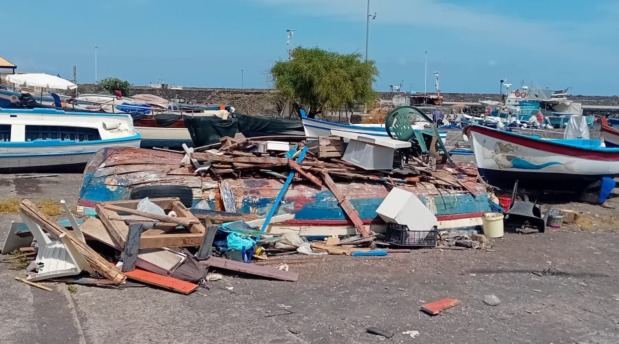 Aci Trezza, lo scalo di alaggio “ostaggio” delle barche “diffidate” dalla Capiteneria di Porto