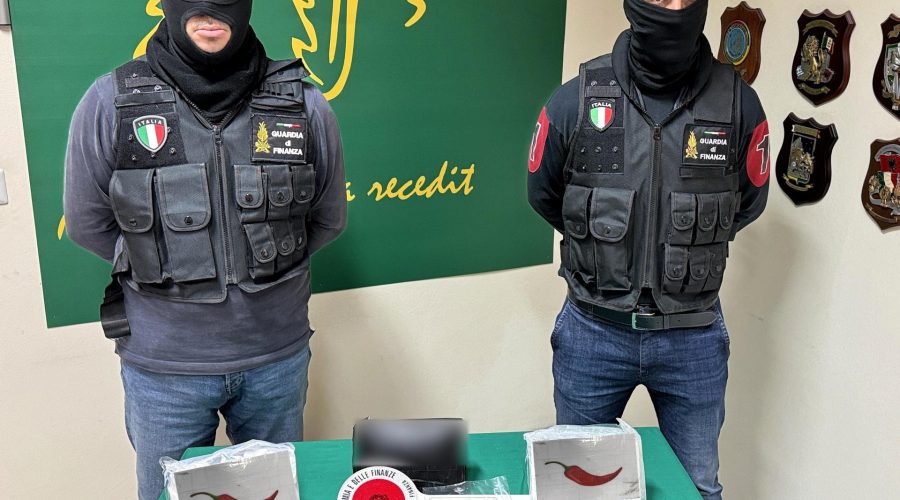 Beccato con oltre 2 kg di cocaina in auto: arrestato