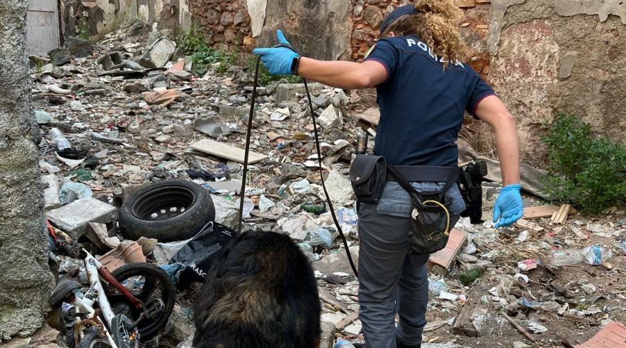 Catania, controlli straordinari a San Berillo: sequestrati oltre 500 gr di droga. Rimosso un chiosco abusivo