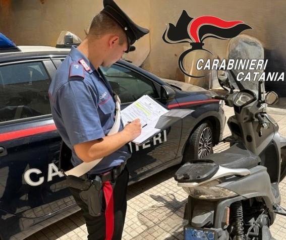 Beccato in giro su uno scooter rubato a spacciare droga: arrestato