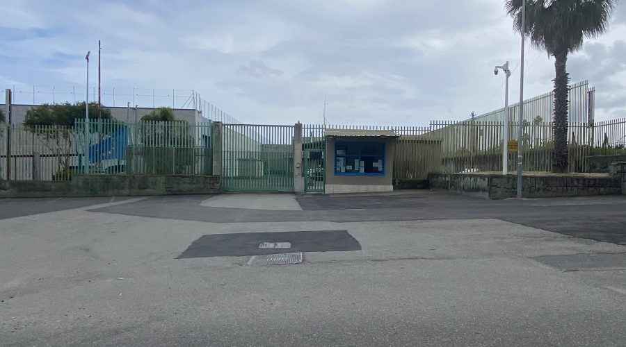 Grave episodio al carcere di Giarre: detenuto sfugge al controllo, scappa sul tetto e minaccia di lanciarsi nel vuoto