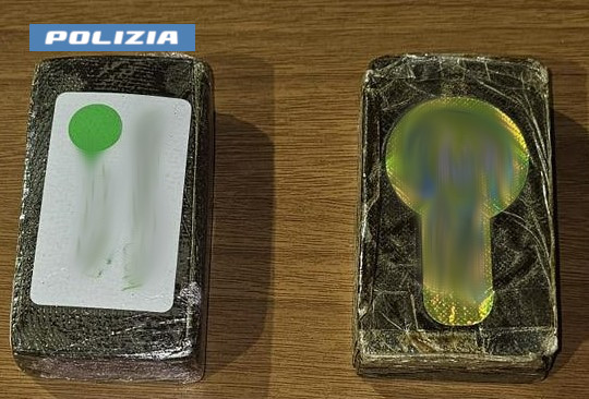 Beccato con due panetti di hashish: arrestato 26enne