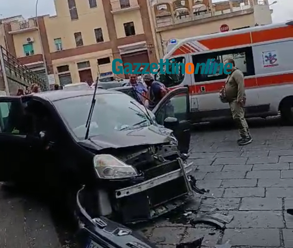 Giarre, scontro tra due auto in via Benedetto Croce. Ferito grave un 15enne VIDEO