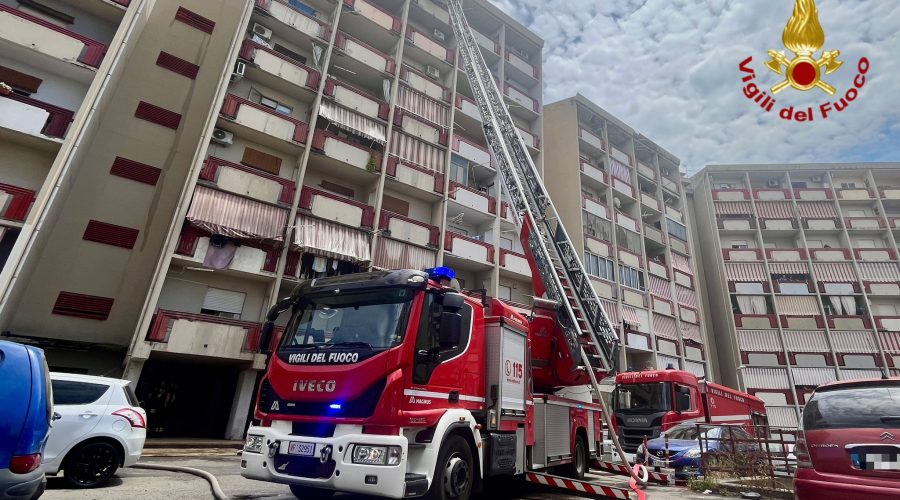 Incendio in un’abitazione a Librino, intervento dei Vigili del Fuoco. Salvati una donna ed un bambino