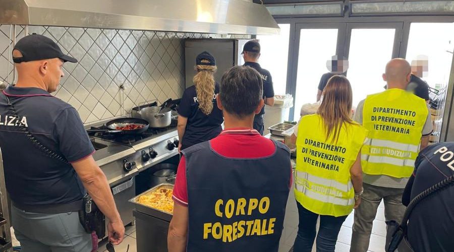 Pesce surgelato non tracciato e 3 lavoratori in nero: sanzioni per 26.000 euro ad un bar-pasticceria