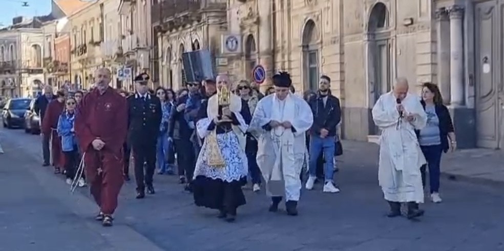 Linguaglossa, fede e devozione per il reliquiario della Madonna delle lacrime di Siracusa