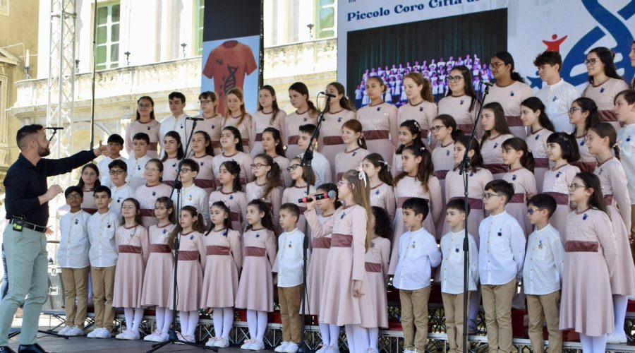 Il Piccolo Coro Città di Taormina canta per Telethon e incanta piazza Università a Catania