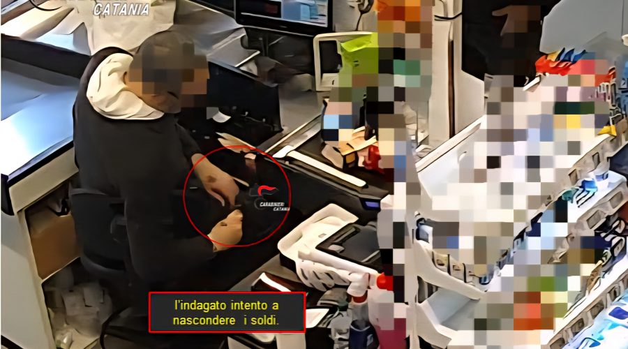 Cassiere di un supermercato di Santa Venerina beccato con le “mani in cassa”: arrestato