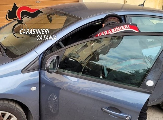 Santa Venerina: tenta di evitare il controllo, ma viene bloccato con cocaina e hashish. Denunciato 28enne
