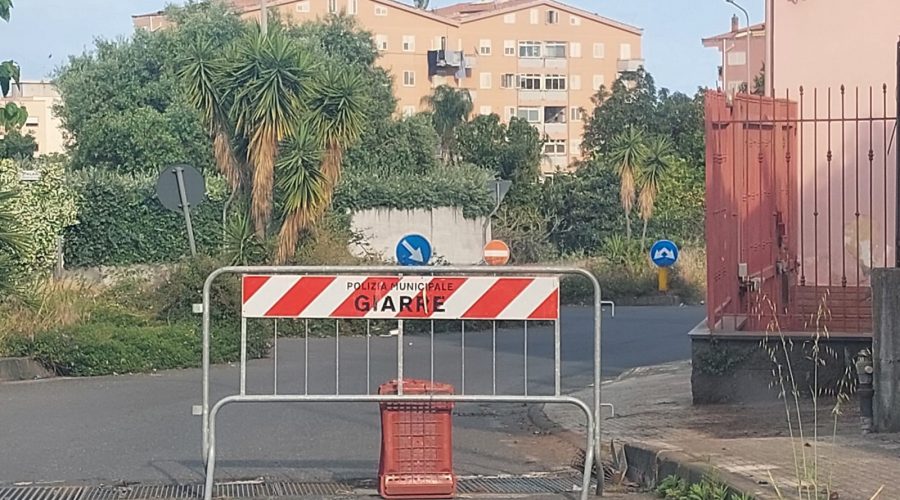 Benvenuti a “Transennopoli”: a Giarre le transenne diventano arredo urbano tra buche e attese infinite
