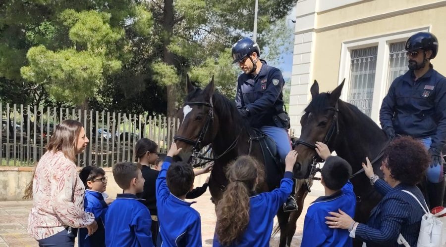 Giarre, legalità e rispetto degli animali. La Polizia a cavallo incontra gli studenti del terzo istituto comprensivo.