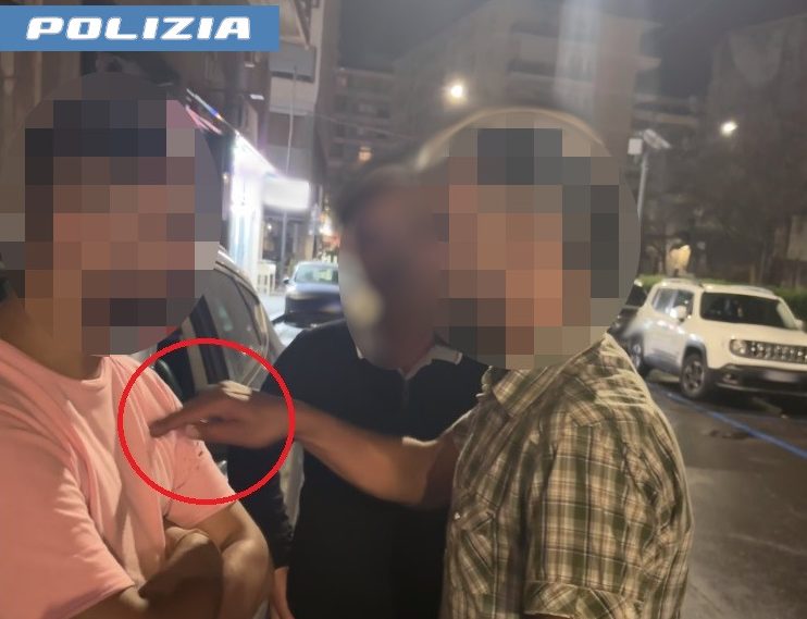 “O mi date 5 euro o vi vengo a cercare”: parcheggiatore abusivo arrestato per tentata estorsione VIDEO