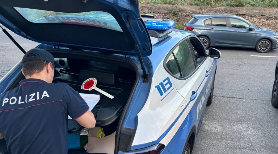 Acireale, beccata a rubare liquori al centro commerciale: arrestata una donna