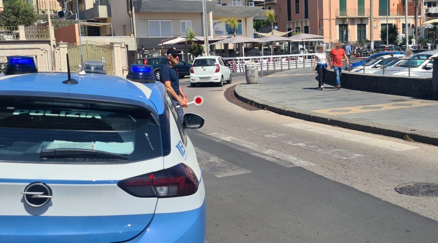 Controlli della Polizia ad Aci Castello e Aci Trezza: sanzionati automobilisti e motociclisti indisciplinati