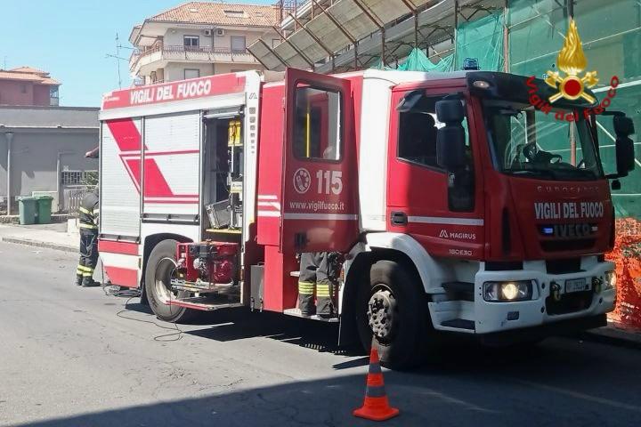 Acireale, incendio in un’abitazione in via Verga: intervento dei Vigili del Fuoco