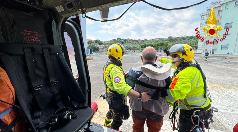 Etna, escursionista infortunato sul Monte Frumento: soccorso dai Vigili del Fuoco