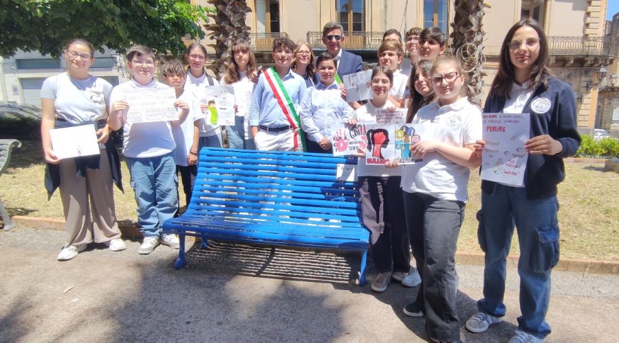 Inaugurata a Giarre la “Panchina Blu contro il Bullismo”: protagonisti i ragazzi del Consiglio comunale dei Ragazzi