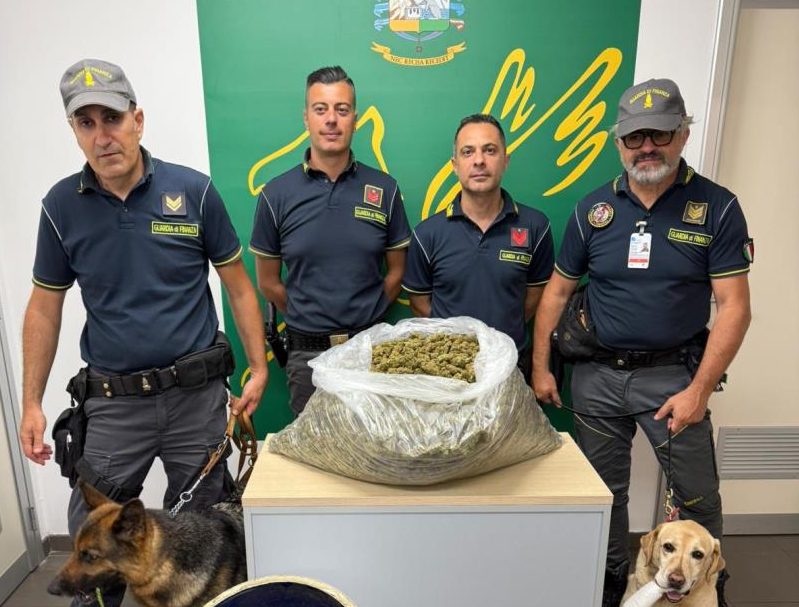 La droga spedita all’interno di due scaldabagno: sequestrati 12 kg di skunk