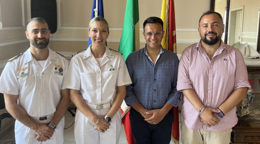 Riposto, cambio al vertice dell’Ufficio Circondariale Marittimo. Il sindaco riceve i Tenenti di Vascello Diletta Volpe e Arturo Laudato