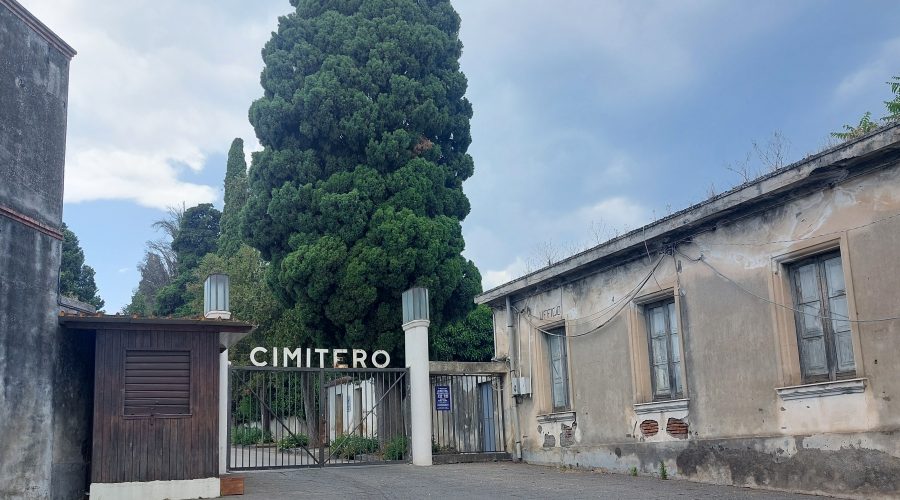 Giarre, cimitero di Trepunti: asse rotto su una scala e si sfiora l’incidente. Il Comune punta ad un appalto per la gestione e la manutenzione
