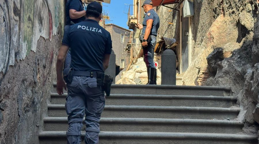 Catania, operazione di “bonifica” a San Berillo vecchio: trovata droga, sanzionate attività commerciali e rimosse montagne di rifiuti VIDEO