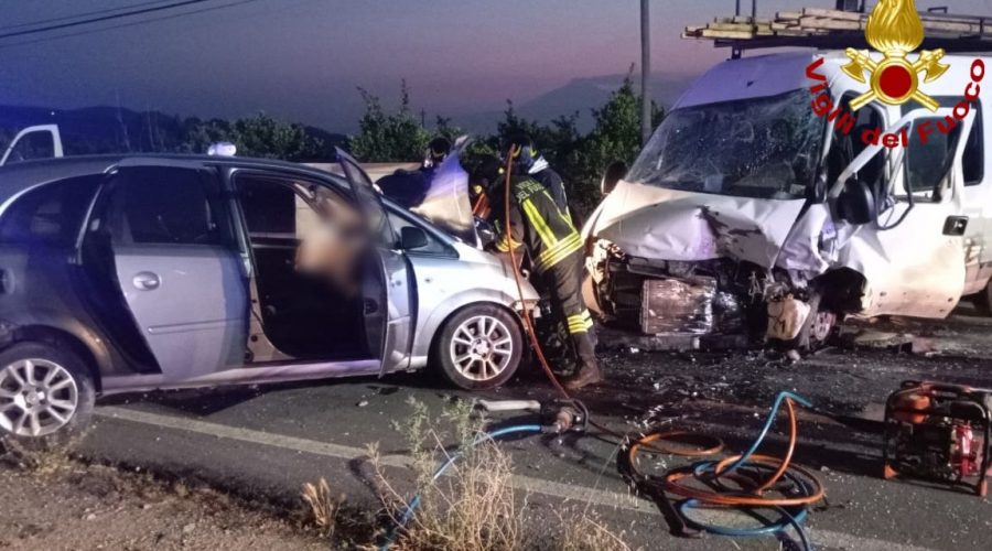 Scontro frontale tra un minivan ed un’auto: 10 feriti