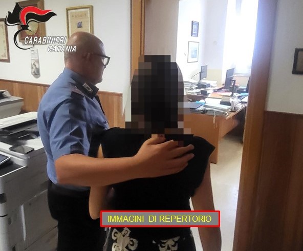 Prima tenta di aggredire l’ex e dopo le danneggia l’auto: arrestato 39enne