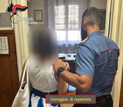 Si arrampica al secondo piano di un condominio, entra in casa della ex e la picchia e minaccia di morte: arrestato