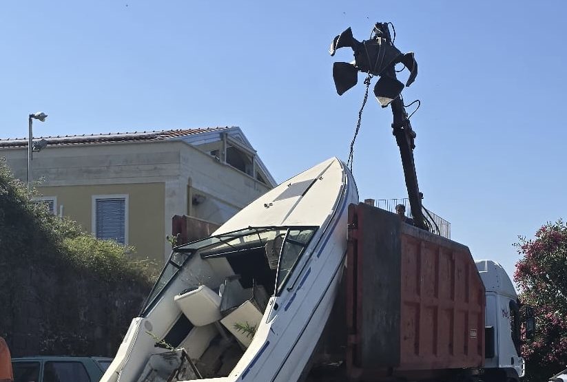 Riposto, rimosse le imbarcazioni abbandonate nella spiaggetta antistante la Chiesa Maria SS. della Sacra Lettera
