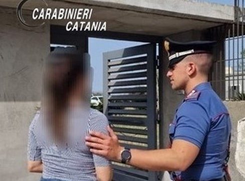 Nonostante il divieto di avvicinamento continua a perseguitare l’ex compagna: arrestato 47enne