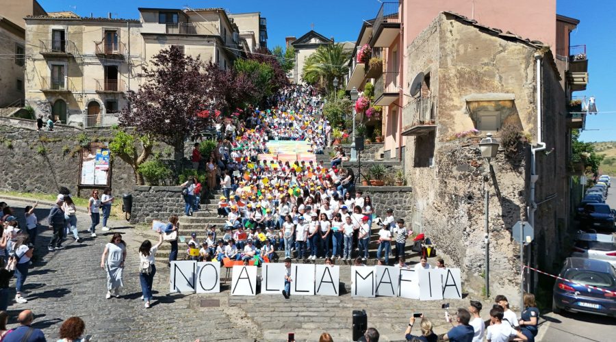 Randazzo, la marcia della legalità: un coro unanime contro la mafia