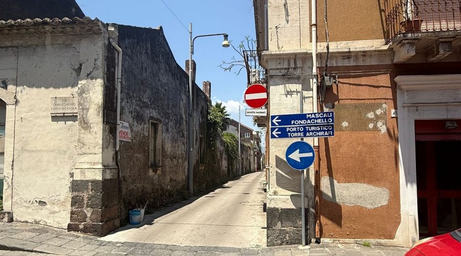 Riposto, via Lepanto, l’Amministrazione chiarisce: “Non è un problema di viabilità, ma di rispetto delle regole”