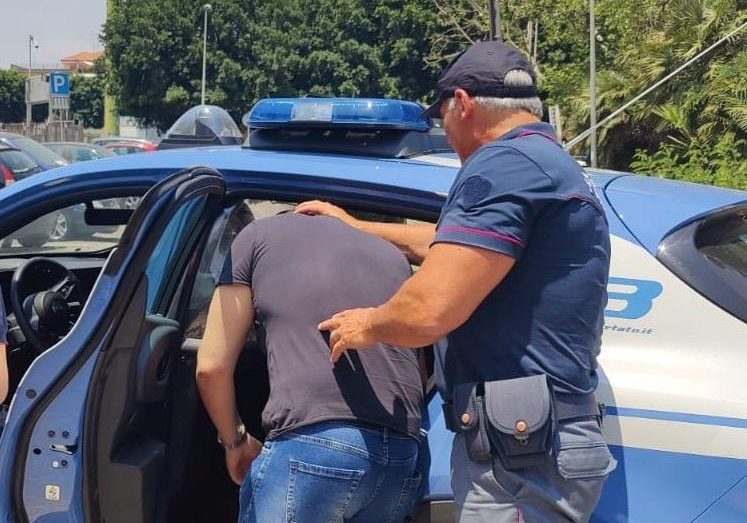 Sorpreso mentre smonta i fari di un’auto: arrestato 41enne