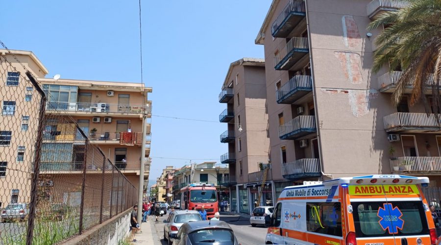 Giarre, incendio in un abitazione di via Manzoni VIDEO