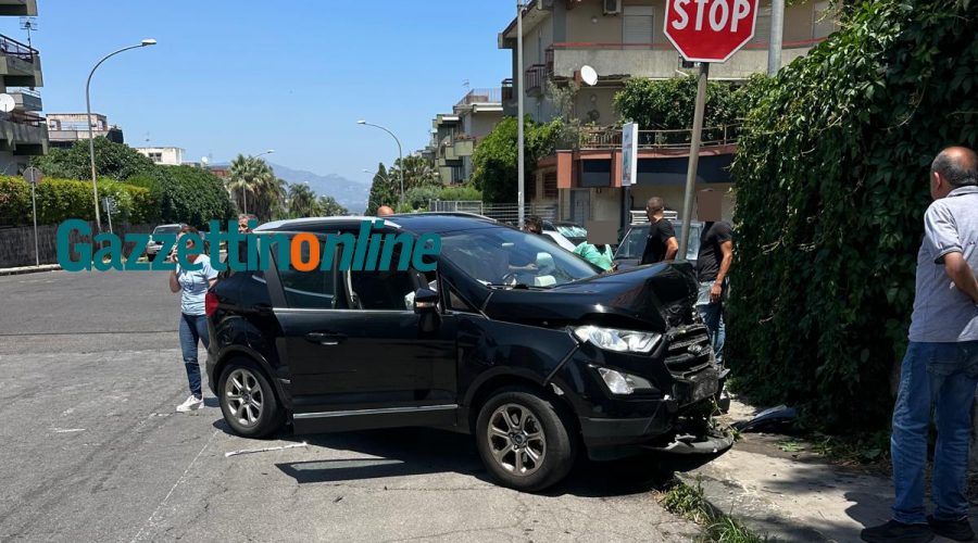 Giarre, violento scontro tra via Silvio Pellico e via Aldo Moro