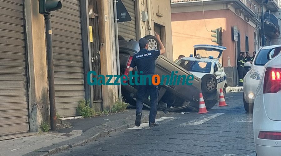 Incidente lungo la via Nazionale a Guardia. Auto si ribalta
