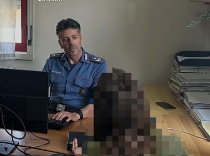 Picchia la moglie davanti ai figli e minaccia sua madre che difendeva la nuora: arrestato