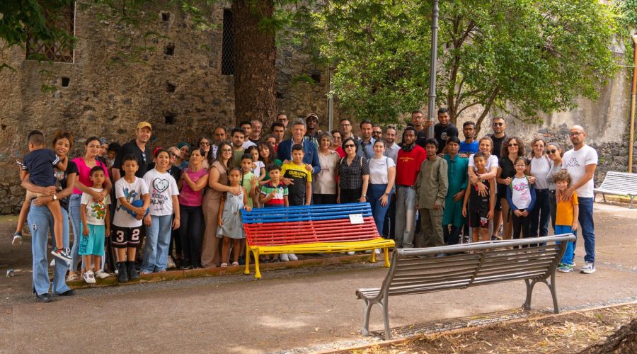 “Nessuno è straniero: celebriamo l’umanità”, a Giarre si è inaugurata la Panchina dell’Accoglienza