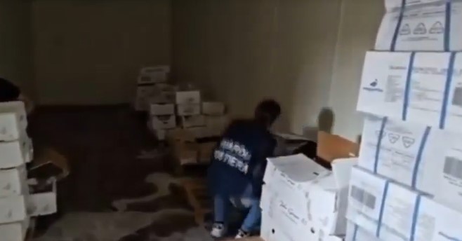 La guardia costiera sequestra tre tonnellate di prodotti ittici scaduti ad un grossista di Acireale