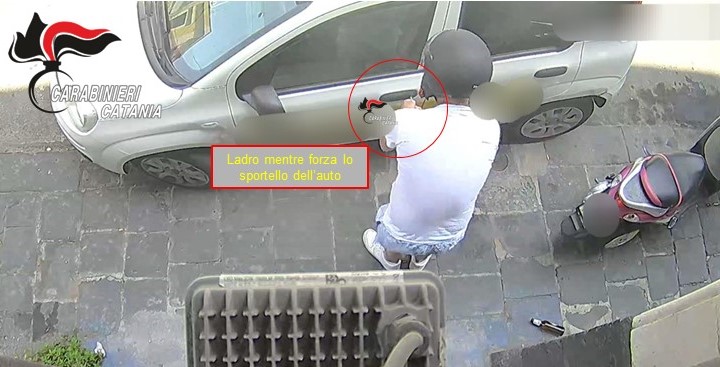 Ruba dei pacchi dal veicolo di un’azienda di spedizioni: rintracciato e denunciato 33enne