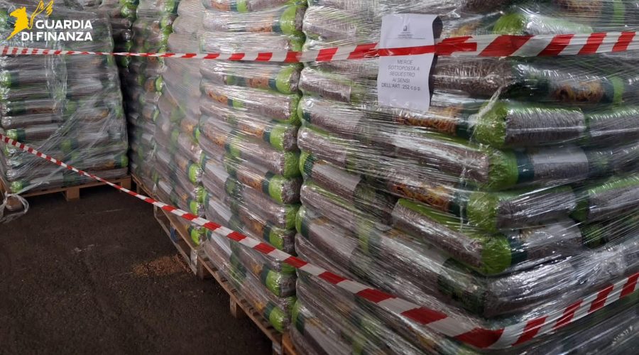 Finanzieri della Compagnia di Riposto sequestrano oltre 55 tonnellate di pellet. Denunciato imprenditore VIDEO